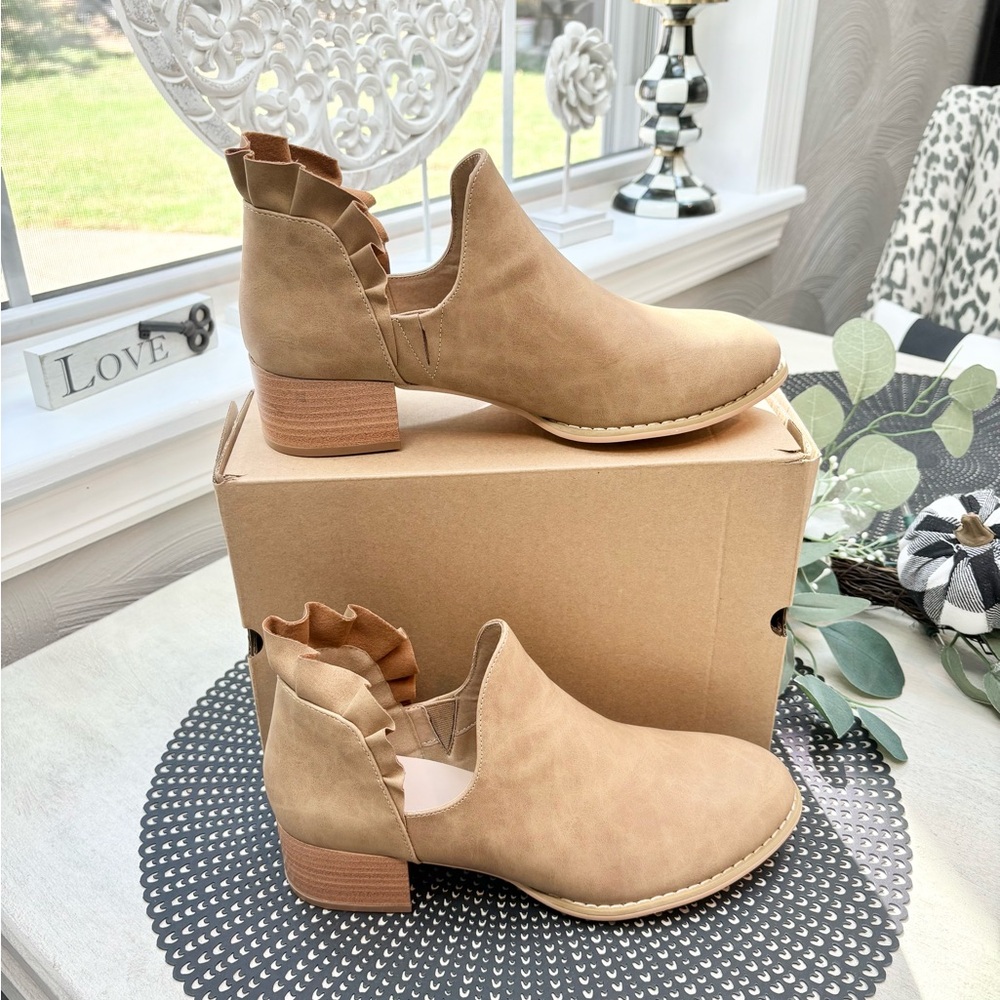 Ruffle Cut Ankle Booties🤎NWT🤎